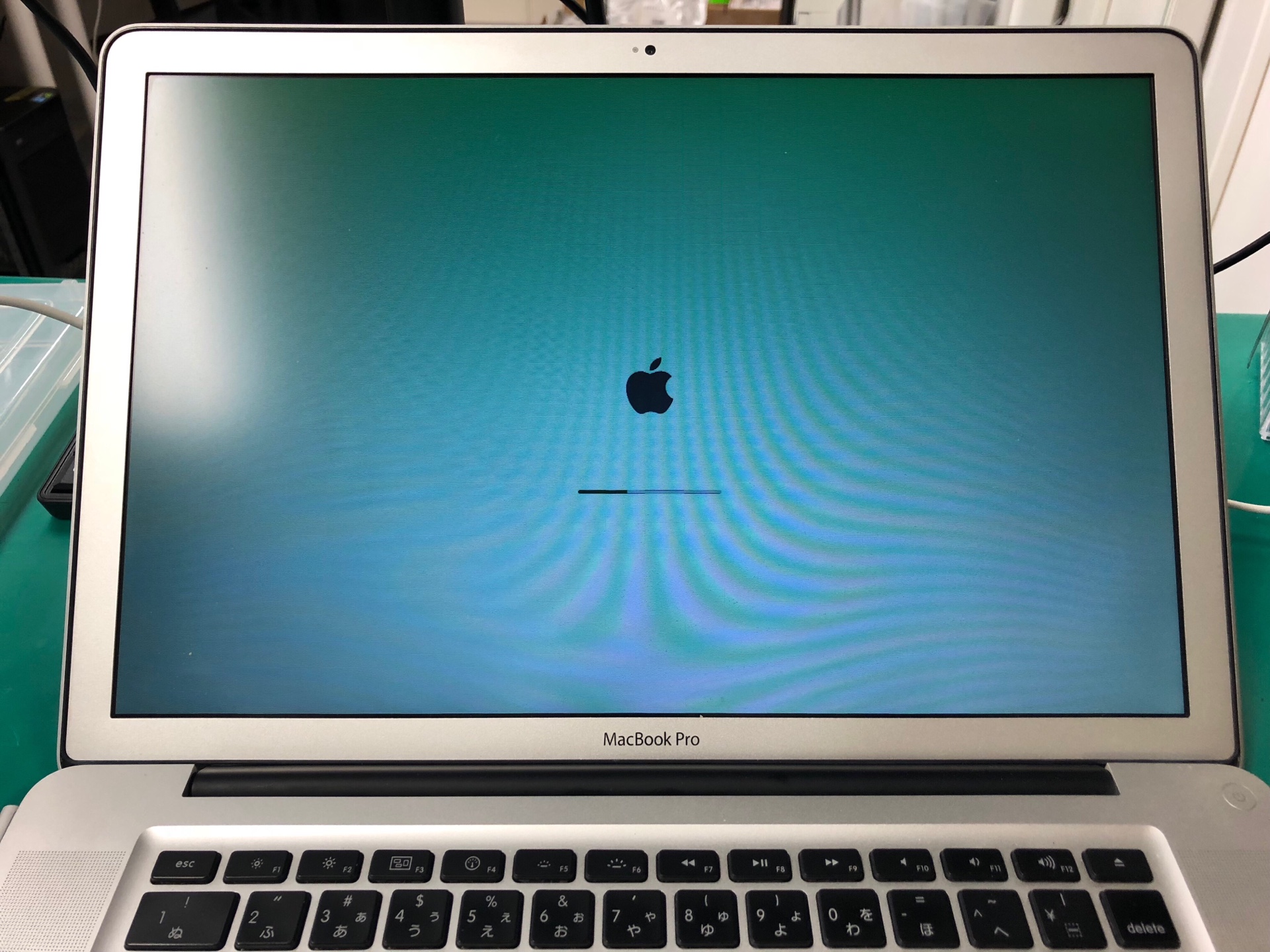 Apple MacBook Pro (15-inch, Mid 2010) メーカーロゴから進まない